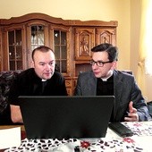 Ks. Artur Pytel (z lewej)  i ks. Michał Zurzycki podczas  pracy nad organizacją  wydarzenia  