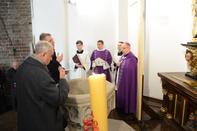 Księża adorują Najświętszy Sakrament