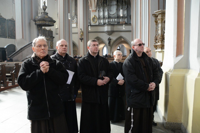 Księża adorują Najświętszy Sakrament