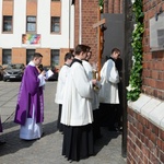 Księża adorują Najświętszy Sakrament