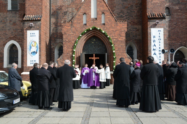 Księża adorują Najświętszy Sakrament