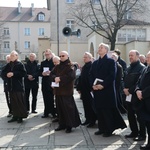 Księża adorują Najświętszy Sakrament