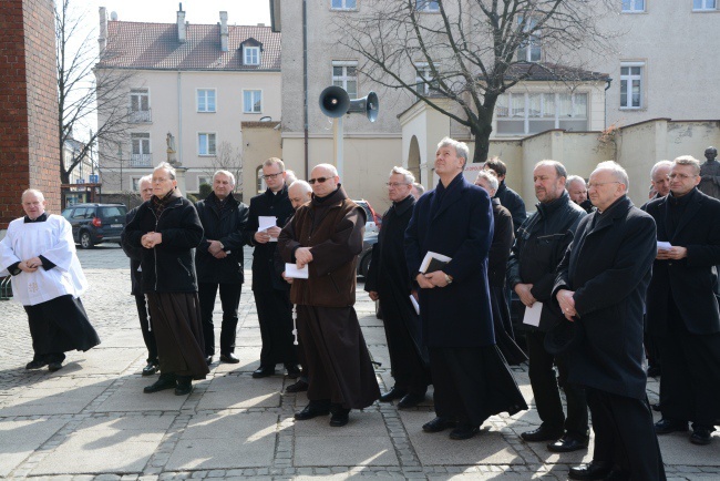 Księża adorują Najświętszy Sakrament