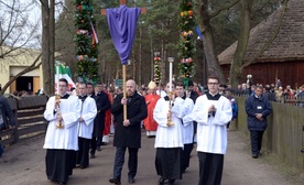 Liturgii Niedzieli Męki Pańskiej towarzyszy procesja z palmami