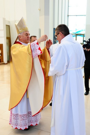 Nowi Nadzwyczajni Szafarze Eucharystii i odznaczenie 53 szafarzy na 10-lecie posługi