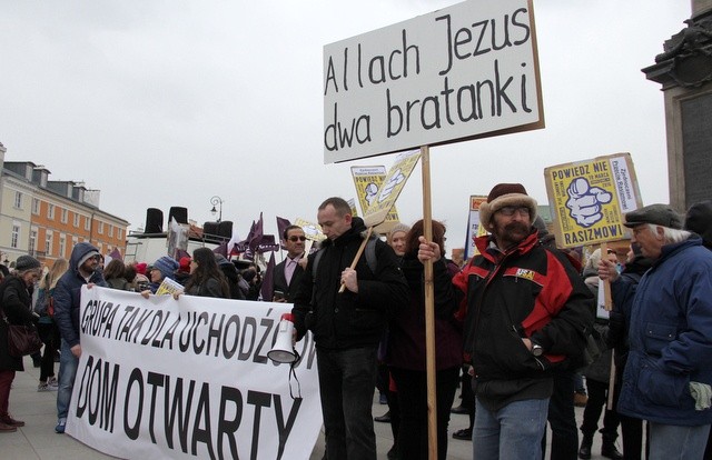 Manifestanci wyruszyli sprzed Kolumny Zygmunta