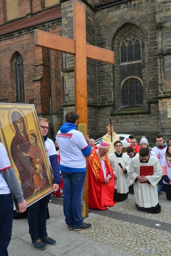 Początek peregrynacji krzyża i ikony w Świdnicy