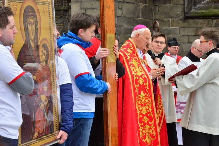 Początek peregrynacji krzyża i ikony w Świdnicy