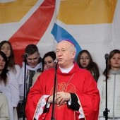 Bp Andrzje F. Dziuba przemawia do mlodzieży