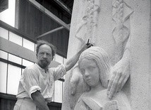Paul Landowski (1875–1961) z jedną ze swych najsławniejszych rzeźb, przedstawiającą św. Genowefę. Rzeźba stoi obecnie na moście de la Tournelle w Paryżu