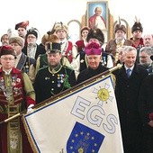  Podczas tegorocznego zjazdu bp Ignacy Dec poświęcił sztandar Komandorii  V Rycerstwa św. Sebastiana