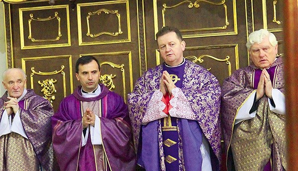 Mianowany przez bp. Andrzeja Jeża kanonikiem gremialnym ks. dr Wojciech Gałda (drugi z lewej) złożył wyznanie wiary i został włączony w skład Kapituły Kolegiackiej w Bochni