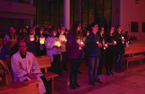 Wniesione przez wolontariuszy świece symbolizowały modlitwę za parafie, które przygotowują się do Dni w Diecezjach