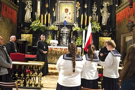  Uczennice LO w Szymanowie dziękują biskupom za udział w pielgrzymce