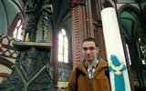 Tomasz Konowalik przy chrzcielnicy w gliwickiej katedrze  
