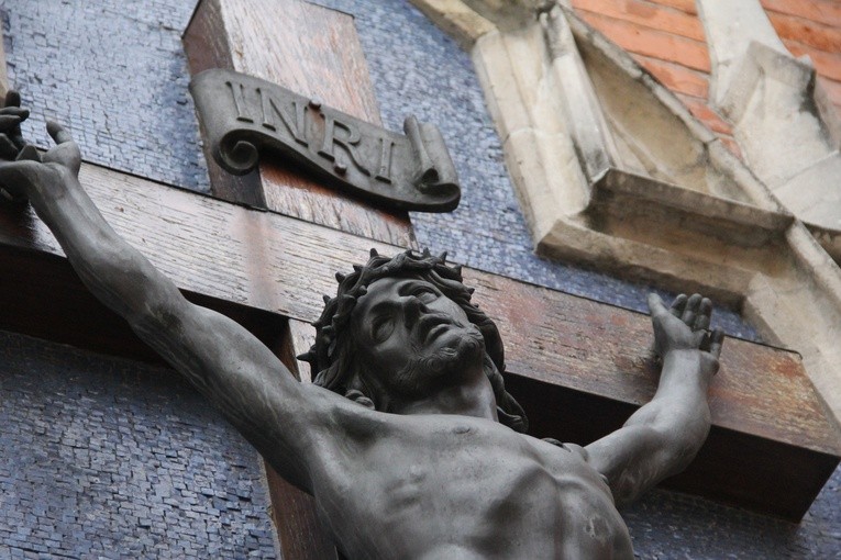 Krzyż na wschodniej ścianie tarnowskiej katedry