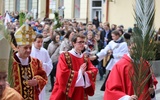 W procesji z młodzieżą szli: bp Roman Pindel i bp Piotr Greger