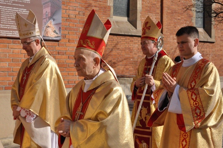 W procesji do katedry tarnowskiej