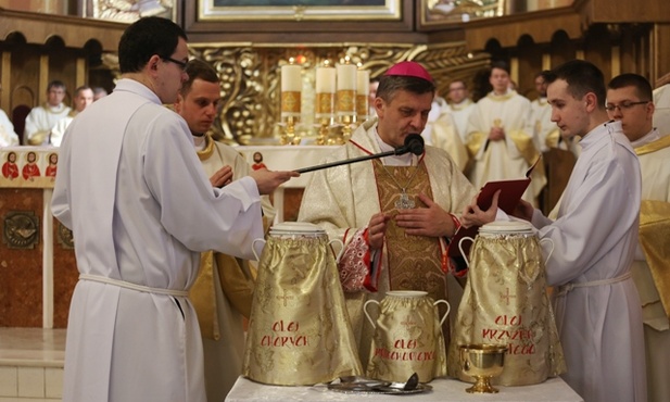 Podczas liturgii bp Roman Pindel dokonał konsekracji olejów Krzyżma Świętego