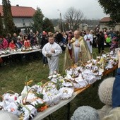 Stoły zastawione setkami koszyczków