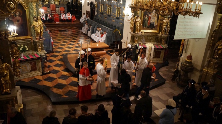 Wielki Piątek w łowickiej katedrze