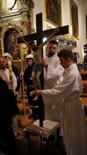 Wielki Piątek w łowickiej katedrze