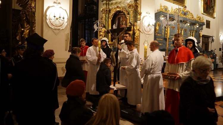 Wielki Piątek w łowickiej katedrze