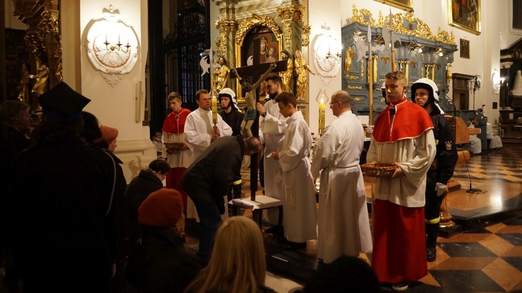 Wielki Piątek w łowickiej katedrze