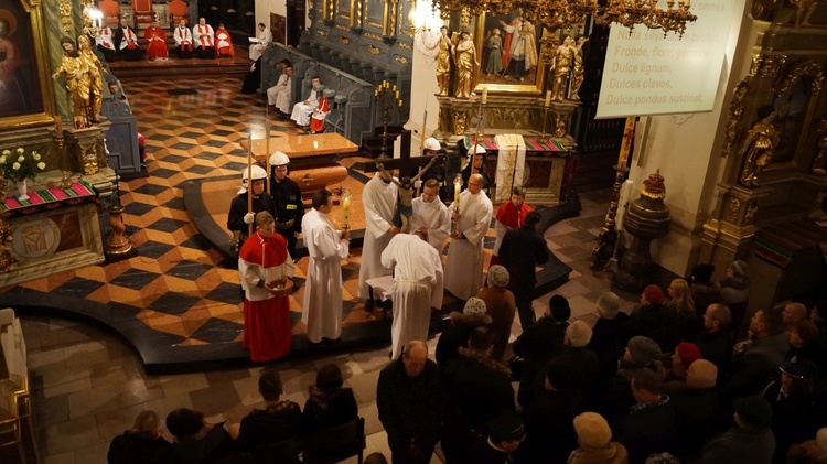 Wielki Piątek w łowickiej katedrze