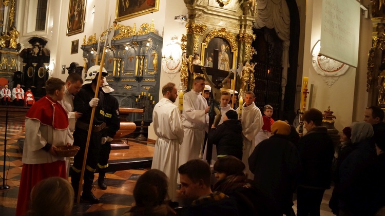 Wielki Piątek w łowickiej katedrze