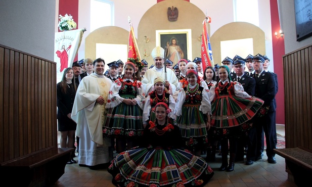 Bp Wojciech Osial i ks. Piotr Sapiński w otoczeniu parafian przed nowym ołtarzem