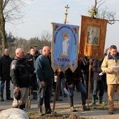 Chorągwiarze z Parmy modlą się przed przydrożnym krzyżem