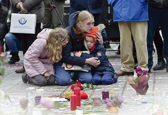 Bruksela. Opłakiwanie ofiar zamachu terrorystycznego, do którego doszło 22 marca. Jezus mówi do św. Faustyny: niech dusza w chwilach ciemności nie popada w rozpacz, ale „z ufnością niech się rzuci w ramiona Mojego miłosierdzia, jak dziecko w objęcia ukochanej matki”