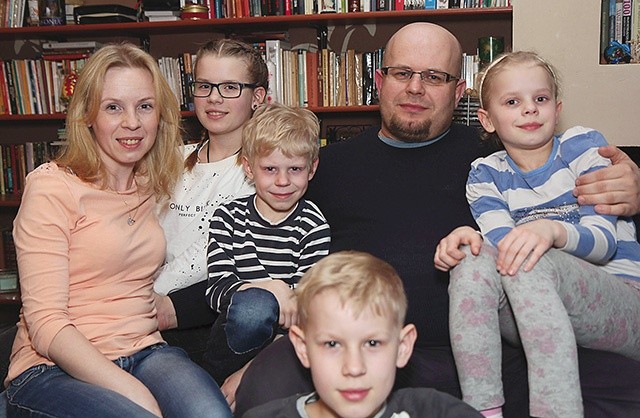  Joanna i Paweł Gradziukowie są małżeństwem od 15 lat i mają 4 dzieci, Julię, Macieja, Marię i Maksymiliana