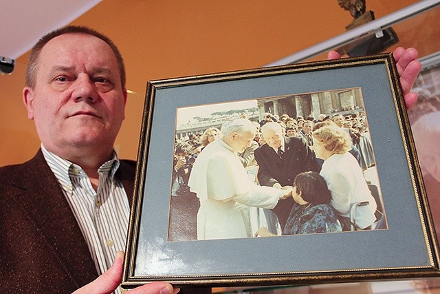  Waldemar Kotula prezentuje fotografię ze spotkania gen. Maczka z Janem Pawłem II