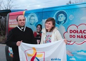  Ks. Sylwester Bernat i Olga Ciechańska z materiałami promującymi ŚDM
