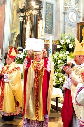  Biskup Piotr Libera 5 grudnia podpisał dekrety 43. synodu diecezji płockiej i przekazał je do realizacji 