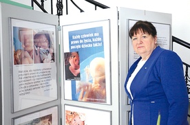  Małgorzata Górka przy wystawie „Otoczmy troską życie”, która znajduje się na parterze radomskiej Kurii Biskupiej 