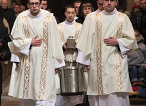 W czasie Mszy arcybiskup pobłogosławił Krzyżmo Święte, olej chorych oraz olej katechumenów