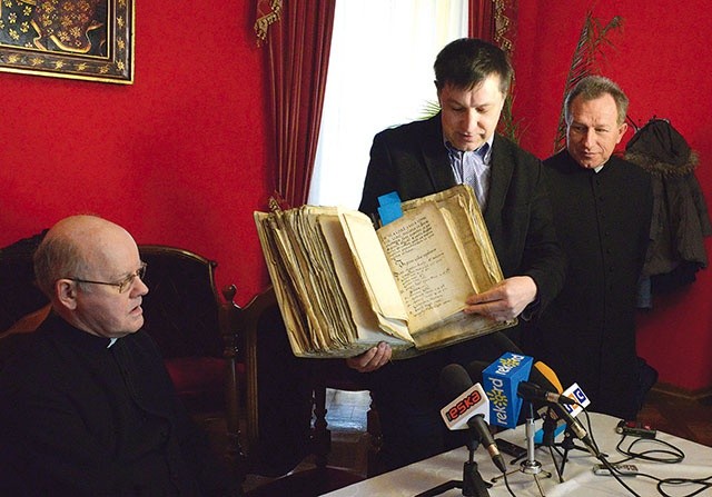 O zawartości księgi opowiada historyk Dariusz Kupisz. Z lewej ks. Edward Poniewierski, z prawej ks. Mirosław Nowak 