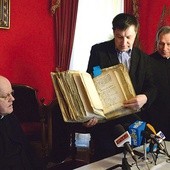 O zawartości księgi opowiada historyk Dariusz Kupisz. Z lewej ks. Edward Poniewierski, z prawej ks. Mirosław Nowak 