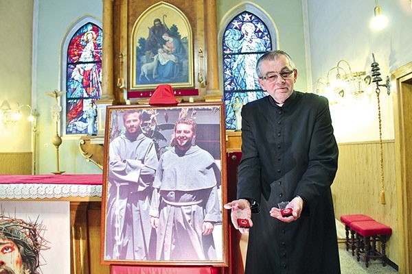 Ks. Wiktor Zajusz i błogosławieni franciszkanie w kościele w Krasowach