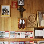 W górskiej kaplicy na Groniu zebrano także sporo różnych pamiątkowych wydawnictw związanych ze św. Janem Pawłem II