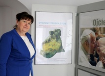 Małgorzata Górka przy wystawie „Otoczmy troską życie”, która znajduje się na parterze radomskiej Kurii Biskupiej