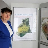 Małgorzata Górka przy wystawie „Otoczmy troską życie”, która znajduje się na parterze radomskiej Kurii Biskupiej