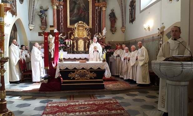 Uroczysta Eucharystia w parafialnym kościele pw. Zwiastowania NMP w Biskupowie