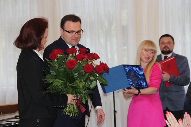 Prezydent Radomia Radosław Witkowski razem z gratulacjami z okazji jubileuszu wręczył pamiątkowy grawer Monice Krzyżanowskiej, dyrektor placówki.