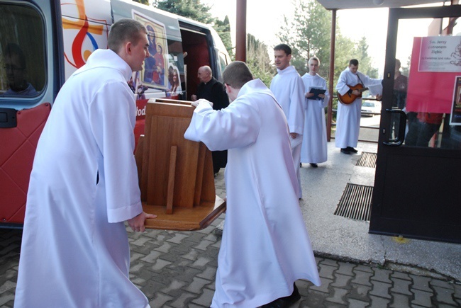 Symbole ŚDM w Henrykowie