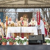  Miejsce u stóp pomnika Chrystusa Miłosiernego od kilku lat nazywane jest  warszawskimi Łagiewnikami