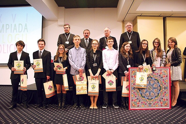 W dolnym rzędzie laureaci XXVI OTK. W górnym rzędzie od lewej: bp Wojciech Osial, starosta rawski Józef Matysiak, bp Andrzej F. Dziuba i ks. Piotr Tomasik 